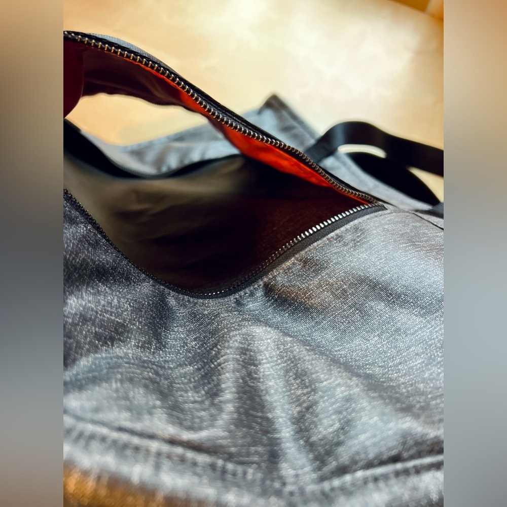 Aruna Aamina Yoga Tote in Charcoal with red lining gym bag beach bag - Picture 4 of 10